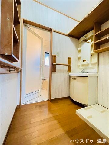 収納スペースも豊富な洗面室は一日の始まりのスイッチを入れるのにぴったりなスペース。