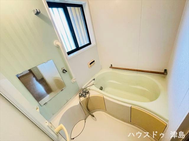 窓から明かりが差し込み、明るいうちからバスタイムでリラックスできそうです。手すり付きの浴室は小さなお子様もご年配の方にも安心して入浴していただけます。