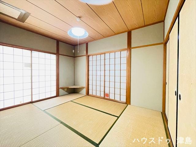 1階5.7帖和室。陽当たりの良さが実感できる和室。休日はゆったり畳の上で過ごすのもいいですね。読書やお昼寝、お子様との時間も心地よく過ごせそうです。