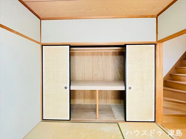 1階5.7帖和室収納。3段構造になっているのでお布団やかさばる物もスッキリ収納していただけます。お子様の節句の品なども片付けておけますね。