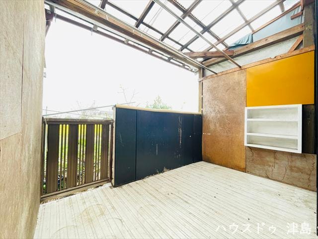 屋根付きのため急な雨や強い日差しも安心です。休日はティータイムを楽しむのもいいですね。