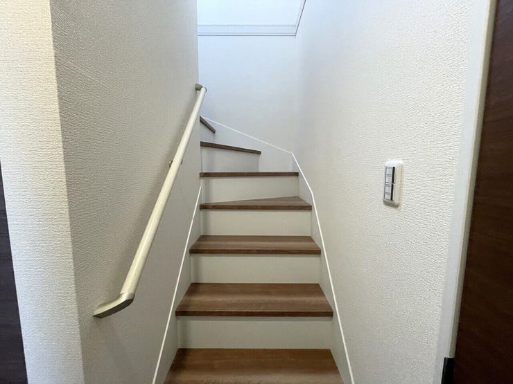 ◇階段◇ 同仕様
手すり付きの階段♪
段差を緩やかに設計していますので、小さなお子様やご年配の方にも安心です♪