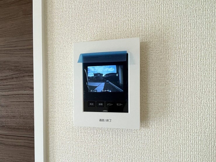 ○カラーモニター付インターホン○ 同仕様
不在時の訪問は自動で録画されます。
訪問者の顔が確認できるのでお子様の留守番にも安心です♪