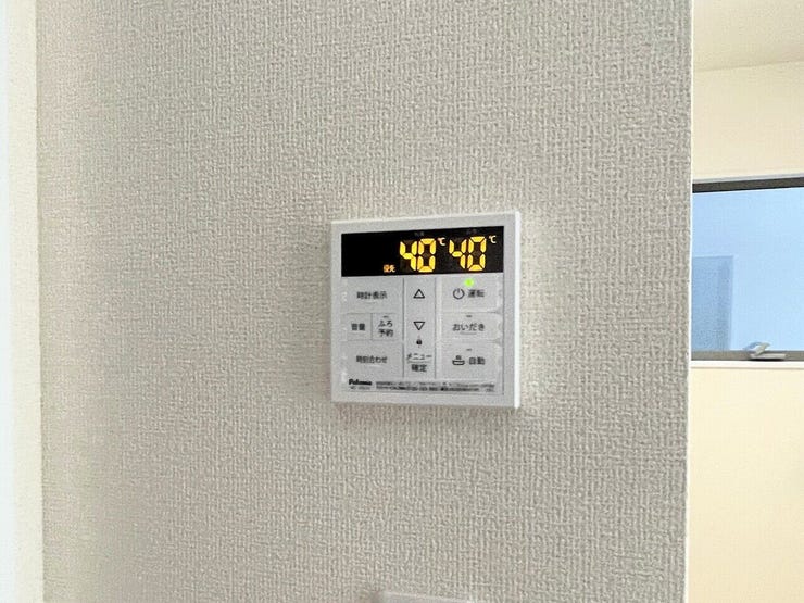 ○オートバスパネル○ 同仕様
いつでも適温のお風呂にはいれるのが嬉しいですね♪
キッチンからの操作もできるので便利です♪