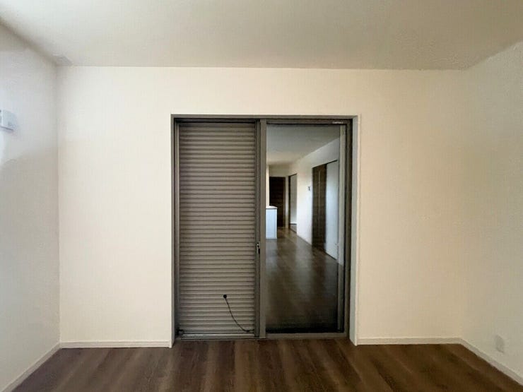 ○シャッター雨戸○ 同仕様
開閉に力が要らないシャッターを採用しています♪
外出時や旅行時の防犯、台風など雨風の強い日にも安心ですね♪