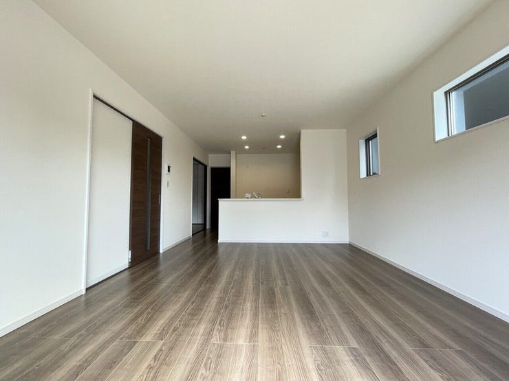 ◇リビング◇ 同仕様
南と東に開口部のあるリビングは日当たり良好です♪
一家団欒の時間が増えそうですね♪