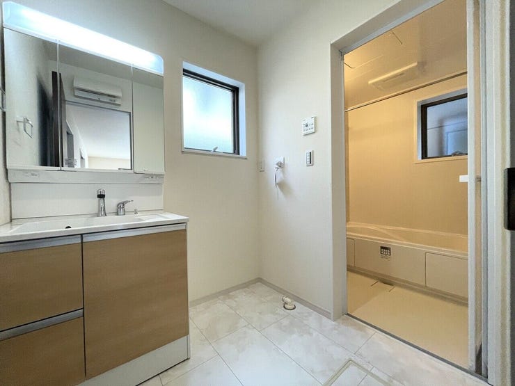 ◇洗面所◇ 同仕様
シャワー付き洗面化粧台♪
三面鏡付で朝の身支度もラクラクです♪