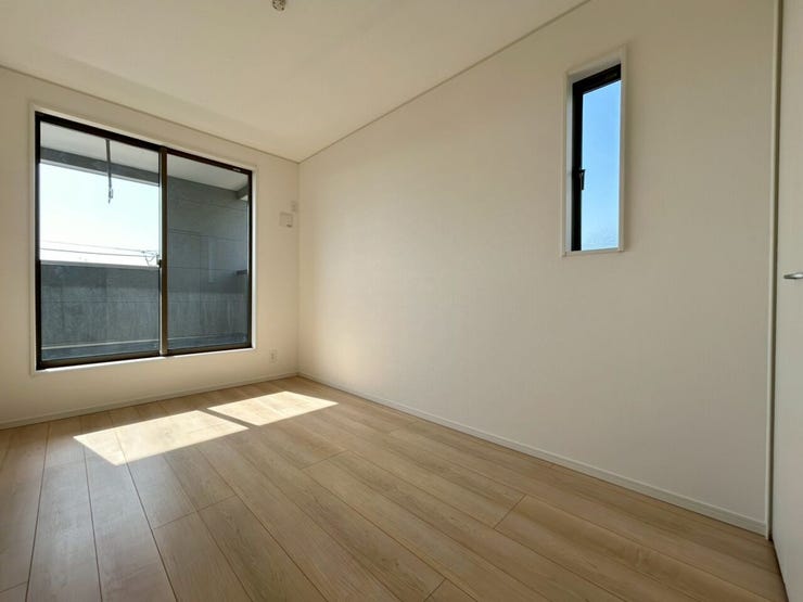 5.5帖の洋室です、2面採光ですので光が差し込みます。