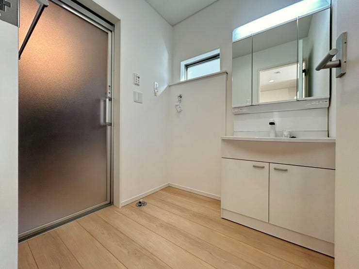 3面鏡の洗面台で朝の身支度もバッチリです♪