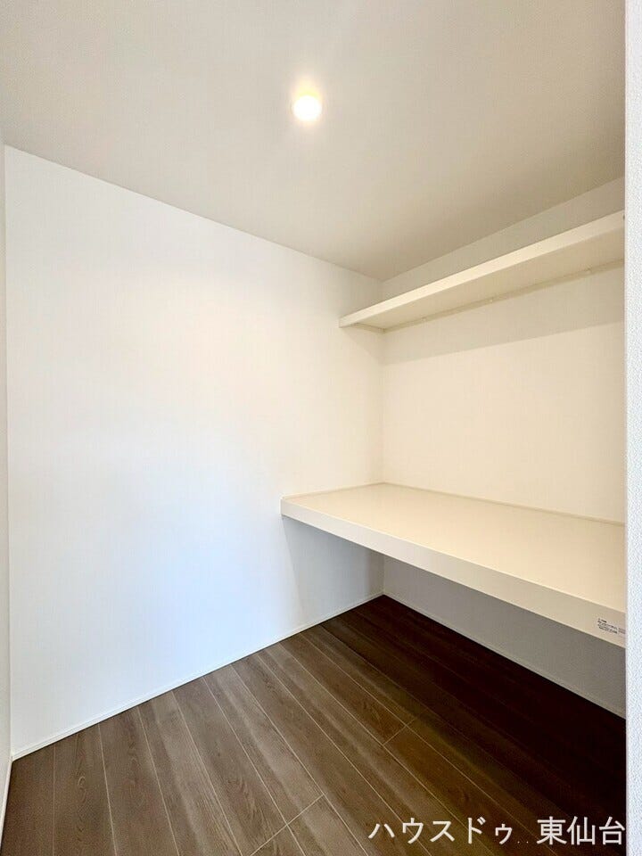 たっぷり収納できる広さと、使いやすい棚配置。毎日の身支度が快適になる、機能美あふれるWICです