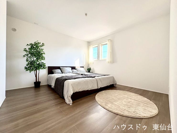 一日の疲れを癒す寝室は、落ちつきのある内装とゆとりある広さが魅力。プライベートな時間を静かに過ごせる贅沢を静かに過ごせる贅沢空間です。