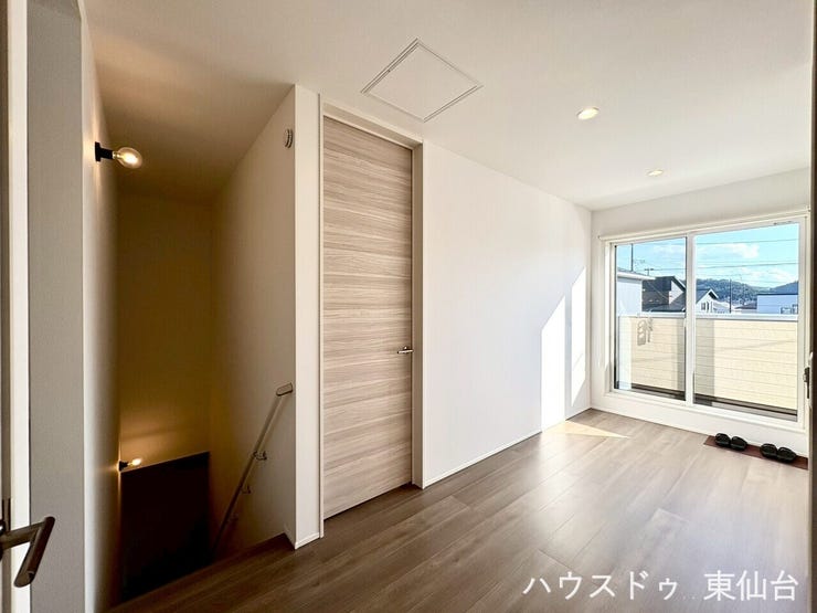 階段を上がった先に広がる、明るく開放的なホール空間。バルコニーとのつながりが、家事動線にもゆとりを生みます