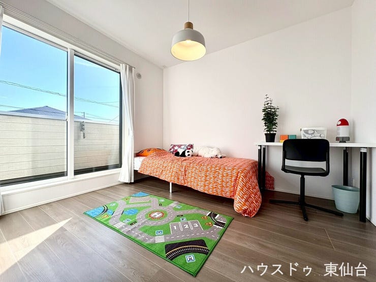 シンプルで家具の配置もしやすい洋室