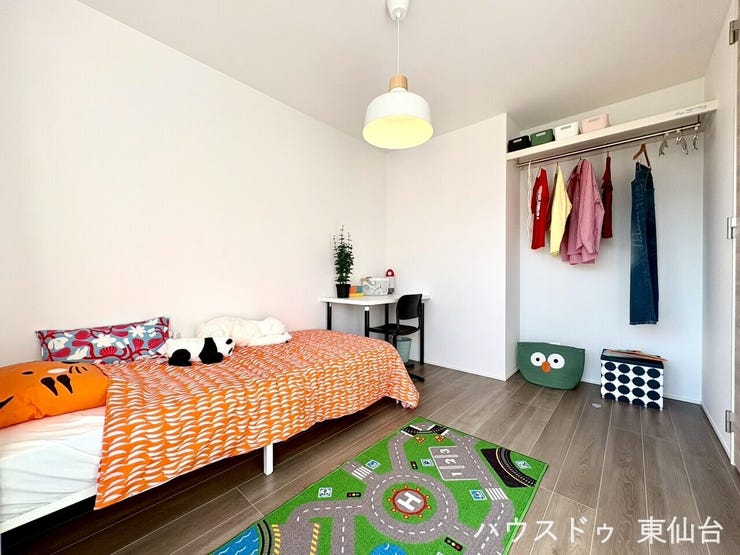 使いやすさと見た目の美しさを両立したオープンクローゼット。お気に入りの服を“魅せる収納”で、毎日のコーディネートがもっと楽しく