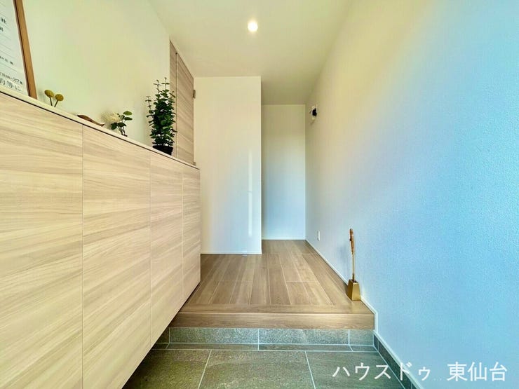 タイルと木のコントラストが映える、上質なエントランス。