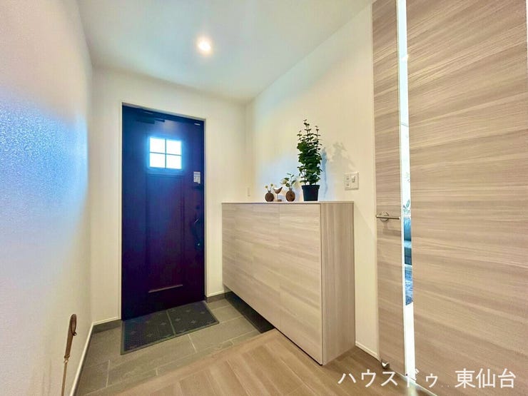 白壁×木目がやさしく迎える、明るく清潔感のある玄関