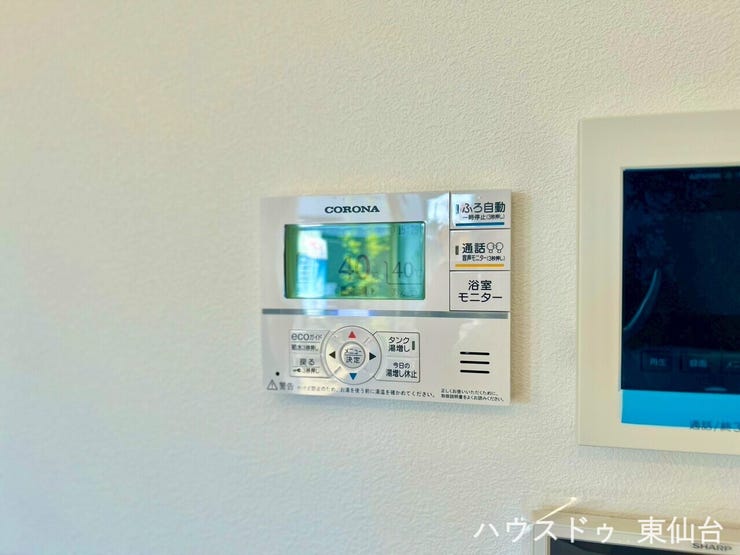 ふろ自動・追い焚き・通話機能などを備えた給湯コントロールパネル付き。外出先からの操作にも対応し、忙しい毎日をサポートします