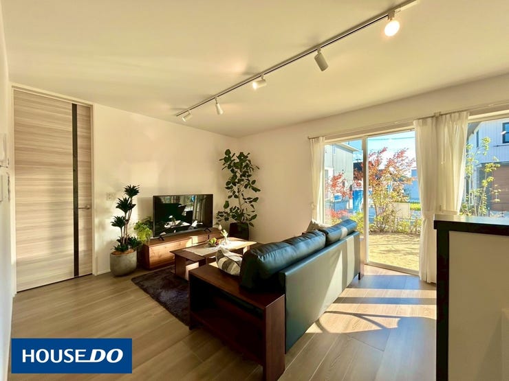 白壁とナチュラルな床材が陽光を引き立てる、明るく心地よいリビング。家族のくつろぎ時間が自然と深まる空間です