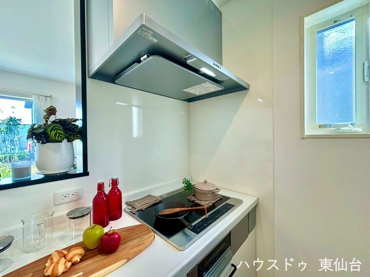 火を使わずに調理ができるIHクッキングヒーターは小さなお子様ご高齢の方がいるご家庭にも安心。