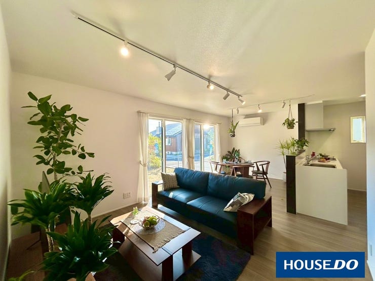 陽光がたっぷり差し込む大開口のリビングと、家族の時間を育むプライベートガーデン。毎日の暮らしに、心地よさとゆとりを添える住まいです