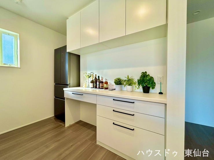 調理器具や食器類をすっきり収められる大容量設計。使いたいものがすぐ手に届く、ストレスフリーなキッチン収納です。