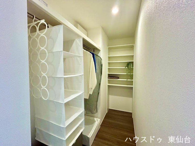 洗濯動線に配慮した、棚付きのウォークインクローゼット。衣類も日用品もすっきり収まり、暮らしが整います