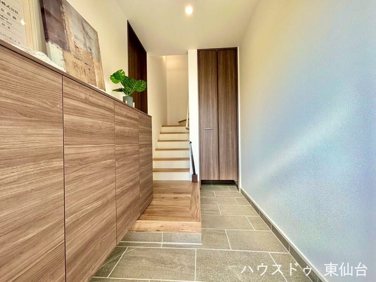 シンプルで美しい玄関が、暮らしの始まりを心地よく演出します