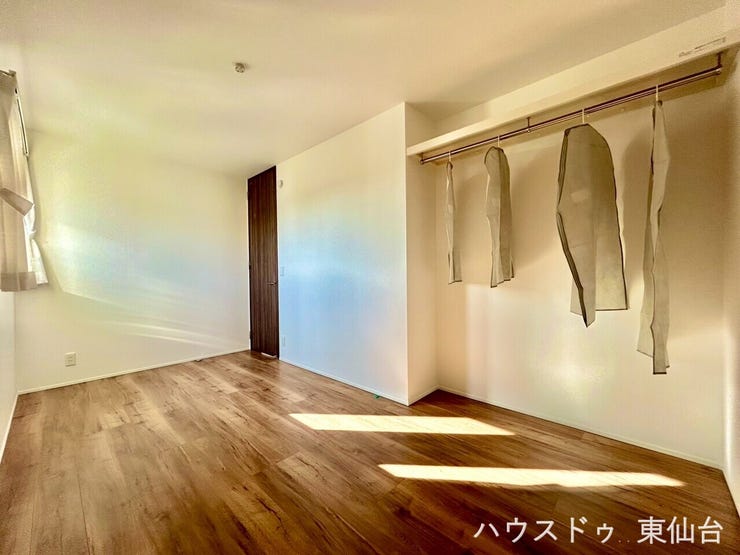 シンプルで家具の配置もしやすい洋室