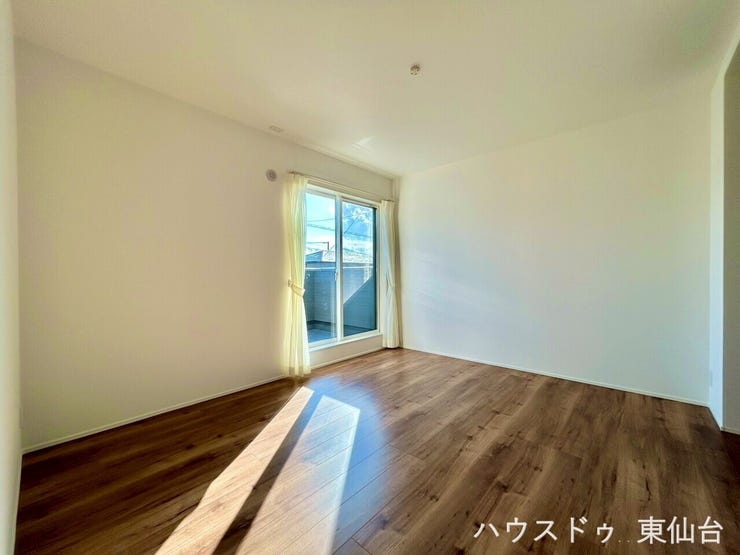 日の疲れを癒す寝室は、落ちつきのある内装とゆとりある広さが魅力