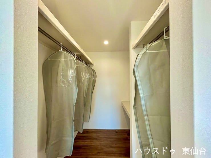 たっぷり収納できる広さと、使いやすい棚配置。毎日の身支度が快適になる、機能美あふれるWICです