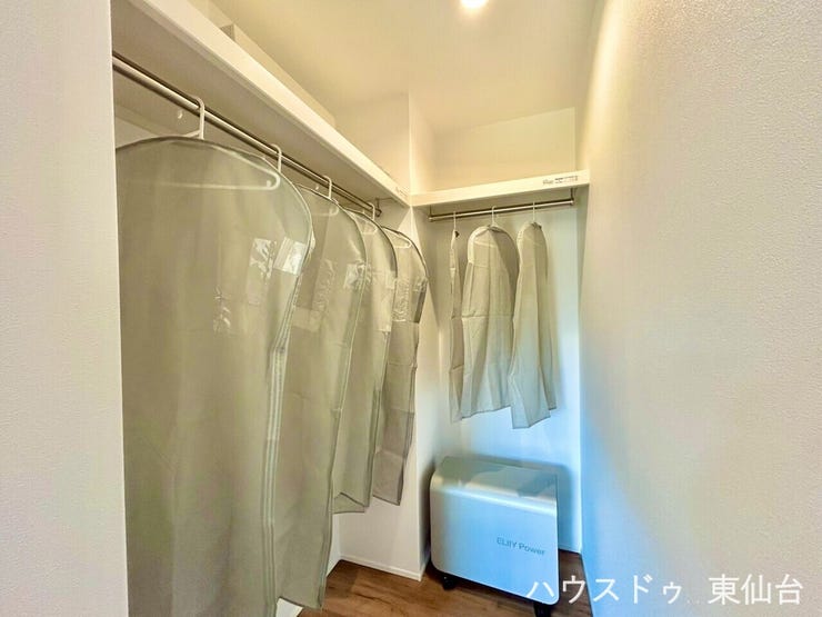 洗濯動線に配慮した、棚付きのウォークインクローゼット。衣類も日用品もすっきり収まり、暮らしが整います