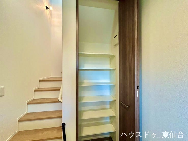 ついつい増えてしまうお気に入りの靴を大切に保管できるスペースが備え付けられております。玄関も広々お使いいただけますね