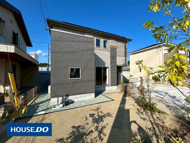 【外観】
洗練されたフォルムと開放的な窓が印象的な都市型モダン邸宅。太陽光発電システムを搭載し、スマートでサステナブルなライフスタイルを叶えます