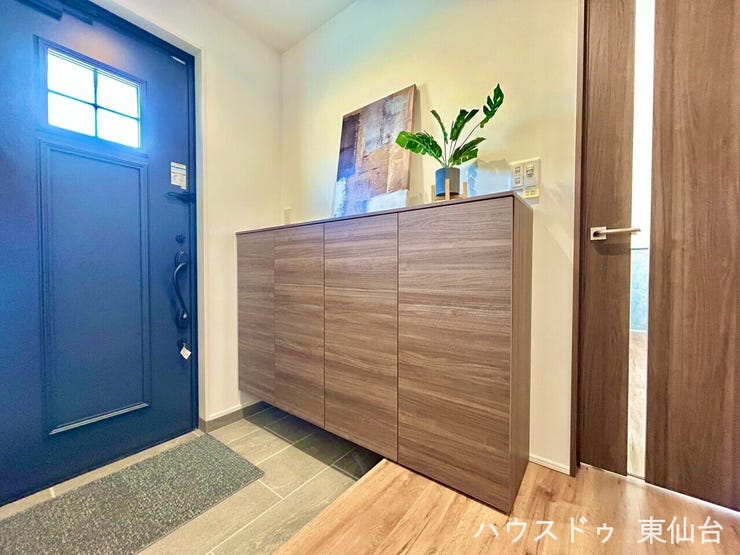 靴も小物もすっきり収まる、収納力のある玄関スペース。