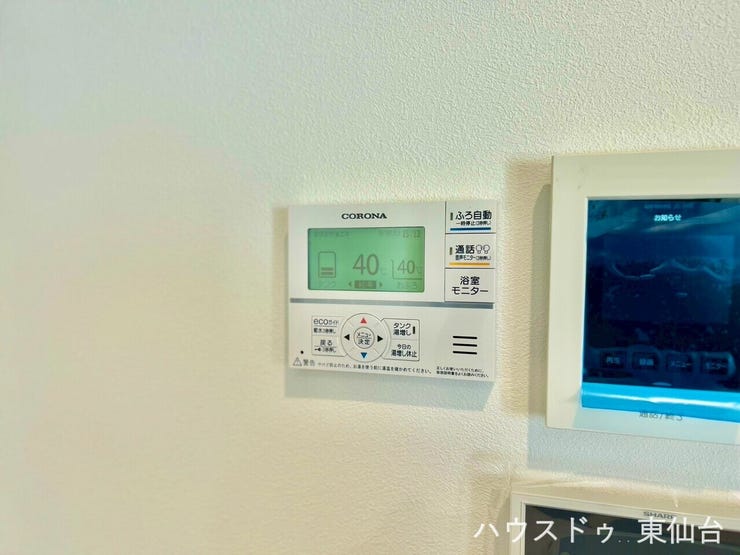 ふろ自動・追い焚き・通話機能などを備えた給湯コントロールパネル付き。外出先からの操作にも対応し、忙しい毎日をサポートします