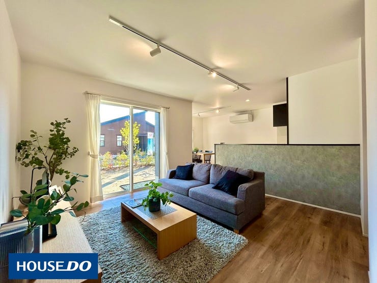 大きな窓から光が差し込む、開放感あふれるリビング。グリーンと木の質感が、日常にやさしい癒しを添えます