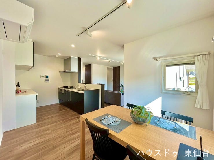 広がりのあるLDKは家族が自然と集まるくつろぎ空間。採光・通風にも配慮され、いつでも心地よい暮らしを実現します。