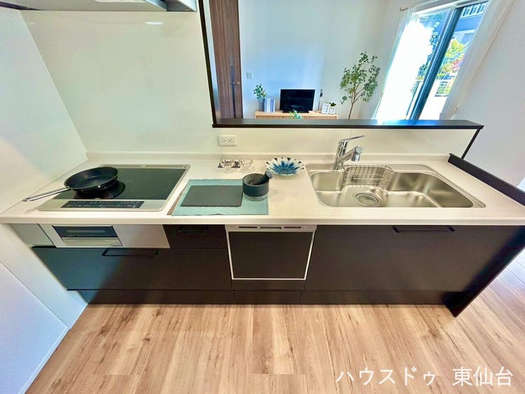 「見える安心」と「動きやすさ」を両立したキッチン。
家族の会話が弾み、忙しい朝の準備もスムーズにこなせます。