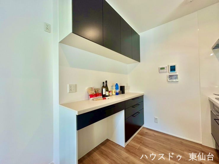 引き出しごとに用途を分けられる設計で、整理整頓もラクに。毎日の家事がスムーズになる、頼れるカップボードです