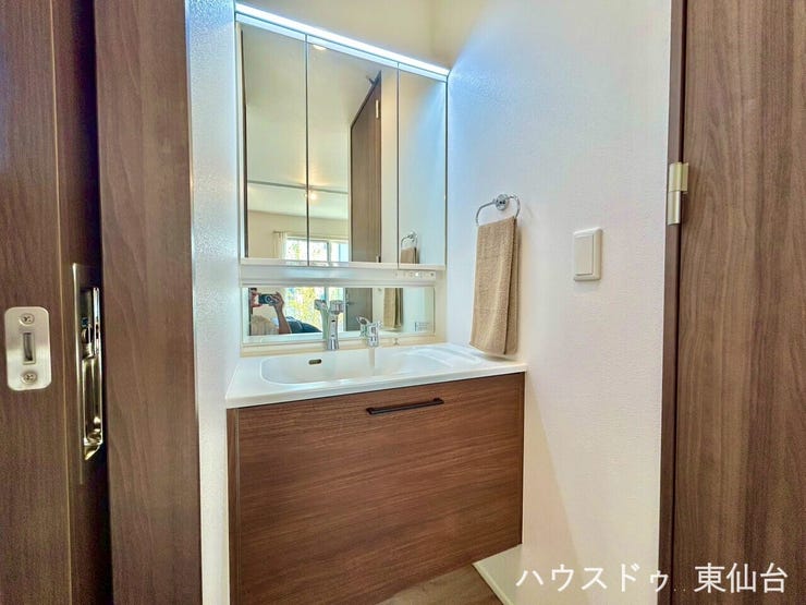 洗面台には収納力のある引き出しが備わっており、日用品の整理もスムーズ。