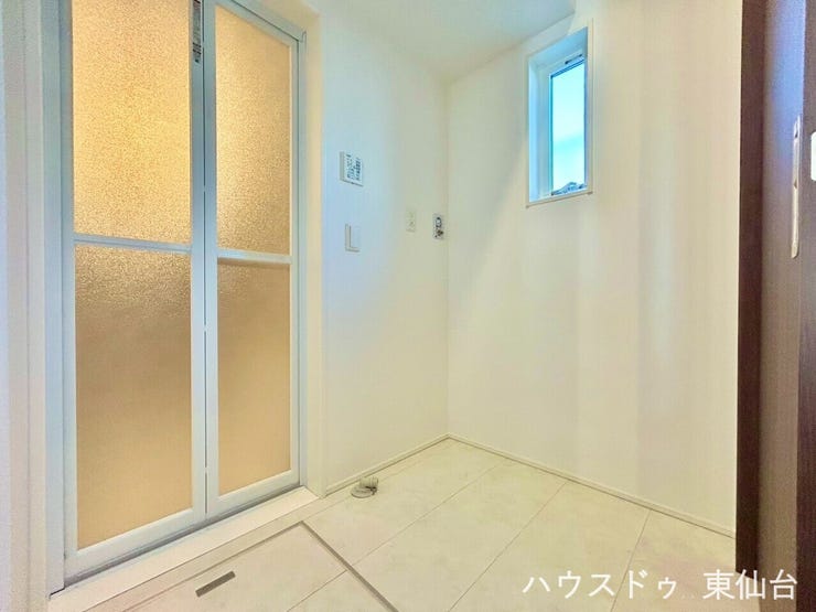 洗濯機置き場も完備されており、家事動線も効率的