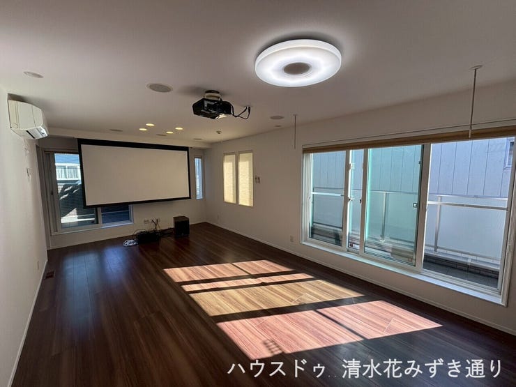 2F19.7帖LDK・・・19.7帖のゆとりあるLDKにホームシアターを完備!大画面と迫力サウンドで、リビングがエンターテインメント空間に変わります♪家族みんなで楽しめる“おうち時間”がここに。