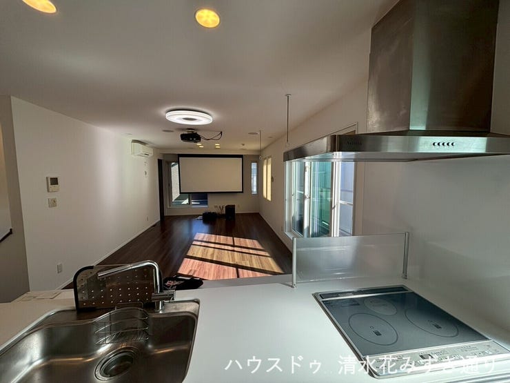 2F19.7帖LDK・・・対面型となっており、開放感を感じながら快適に作業ができたり、部屋を見渡しながら料理ができたりと、さまざまなメリットが特徴◎映画を見ながら家事も出来ちゃいます♪