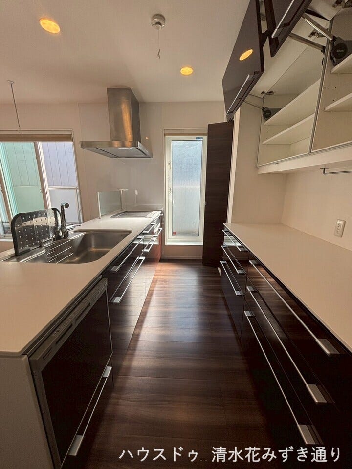 2F19.7帖LDK・・・調理スペースにゆとりがあり、お子様と一緒にキッチンに立っても十分な広さが確保できそうです(^O^)料理の腕も上がっちゃうかも!?