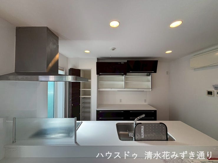 2F19.7帖LDK・・・対面型となっており、開放感を感じながら快適に作業ができたり、部屋を見渡しながら料理ができたりと、さまざまなメリットが特徴です◎