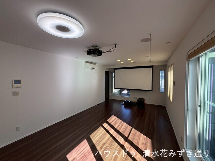 2F19.7帖LDK・・・19.7帖の開放的なLDKにはホームシアターを搭載!上質な音と映像に包まれながら、リラックスした時間を過ごせます♪ご自宅で映画館のような臨場感を味わえる贅沢な住まいです!