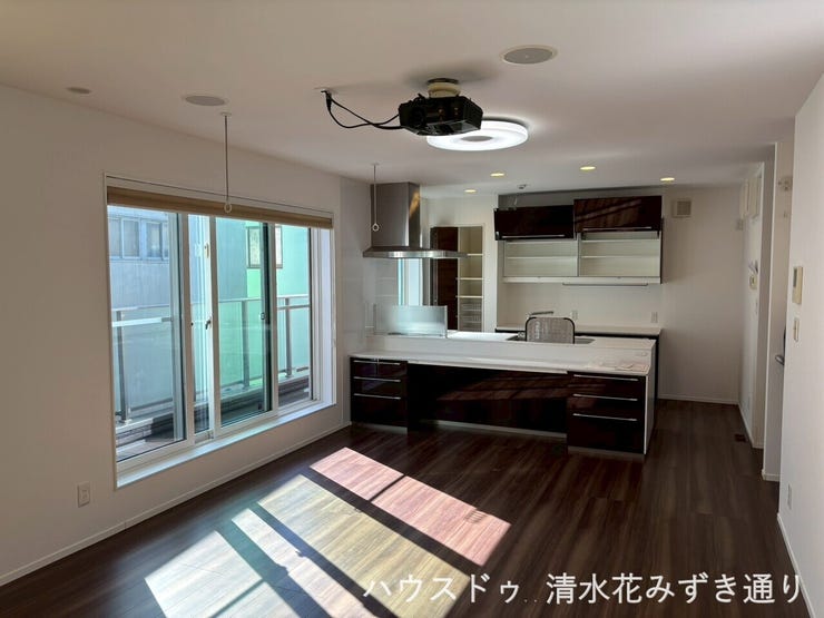 2F19.7帖LDK・・・ダークブラウンの床が上質な雰囲気を演出する2階リビング♪南面に大きな窓があり、たっぷりの陽光が差し込む明るく開放的な空間!高い位置からの眺望とプライバシーも確保出来ます◎