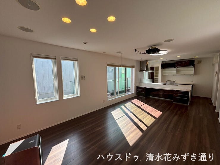 2F19.7帖LDK・・・明るく開放的な2階リビング!南面の大きな窓から光が差し込む、広々とした空間です◎ダークブラウンの床が落ち着きと高級感をプラスし、家族が自然と集まる心地よいリビングに♪