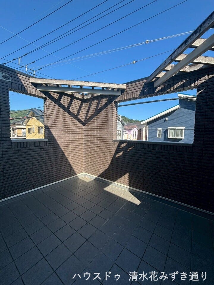 2Fルーフガーデン・・・ルーフバルコニーは、多目的に活躍する魅力的なスペース!家族みんなで楽しめる屋外の特別空間。休日にはバーベキューやプール遊びを楽しんだり、ガーデニングで自然を感じたりと、多活用◎