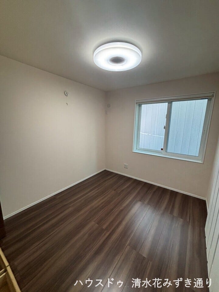 1F5.3帖洋室・・・5.3帖程度のお部屋にシングルベッドを置くと、お部屋の半分は生活スペースとして確保できます◎生活動線を確保しやすく、テレビボードやチェストなど複数の家具を置けますよ!